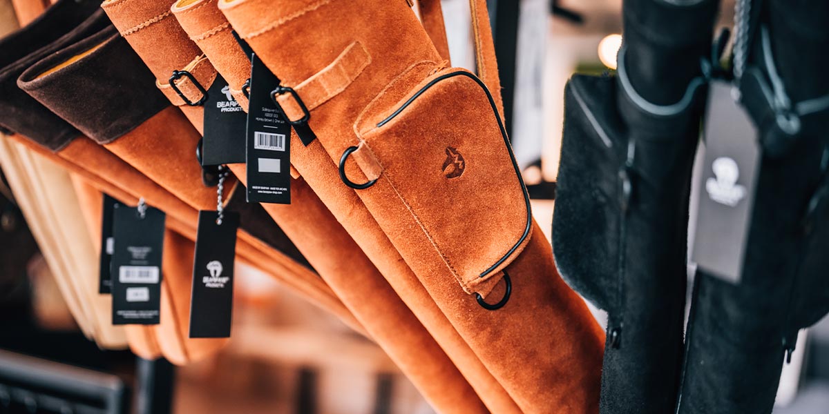 BEARPAW Store Rossach – Hochwertige Köcher in Braun und Schwarz mit BEARPAW-Logo, ideal für Transport von Pfeilen zum Bogenschießen.